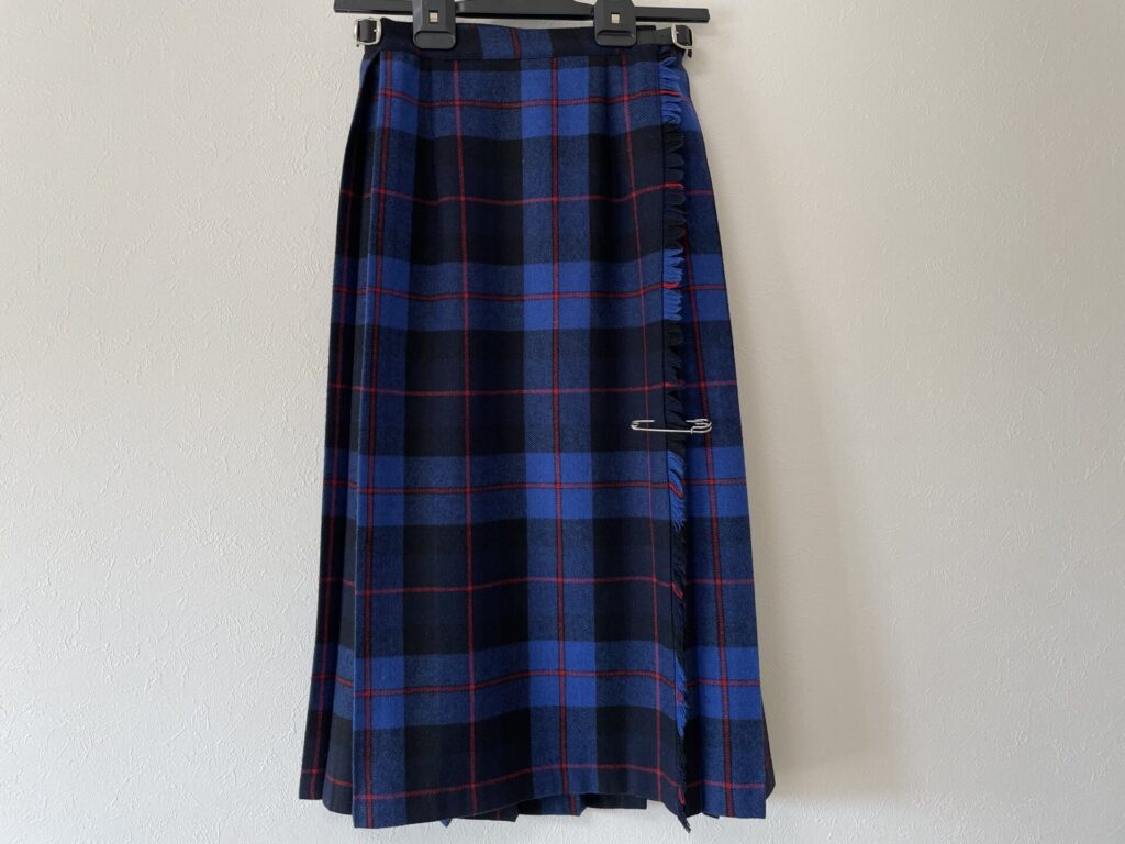 オニールオブダブリンのスカートを正面から見たところ。色はOld Boley、丈は73センチ。
