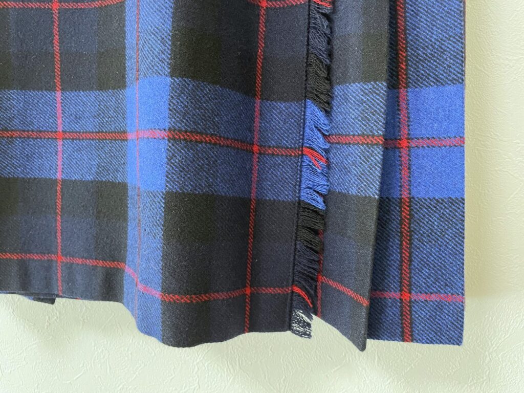 オニールオブダブリンのスカートをズームアップして見たところ。起毛感のある暖かそうな生地で、布の端にフリンジが付いている。
