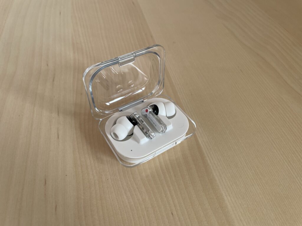 Nothing Ear(a)のケースのフタを開けて置いてある。