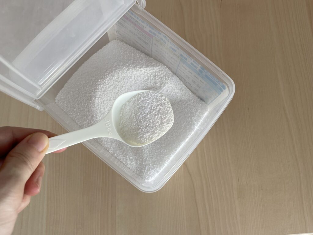 容器に入った過炭酸ナトリウムをスプーンですくっている。