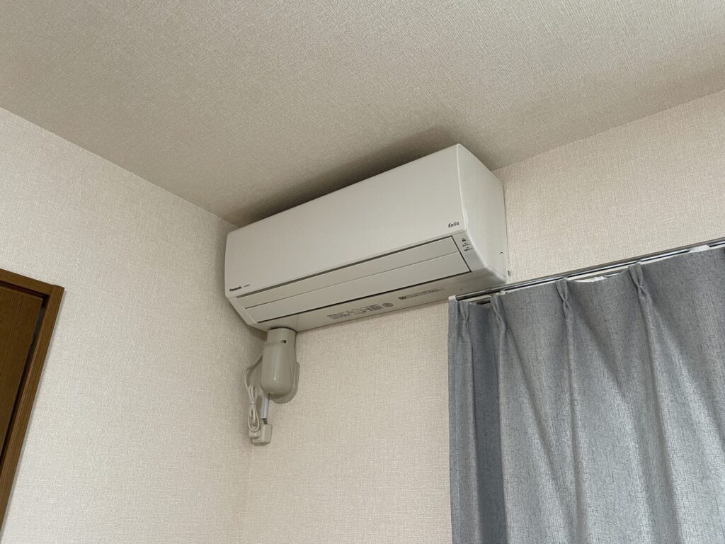 壁掛けエアコン。
