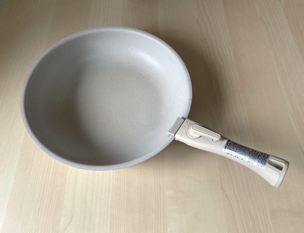 ニトリTORERUのフライパン。サイズは28センチ、色はベージュ。