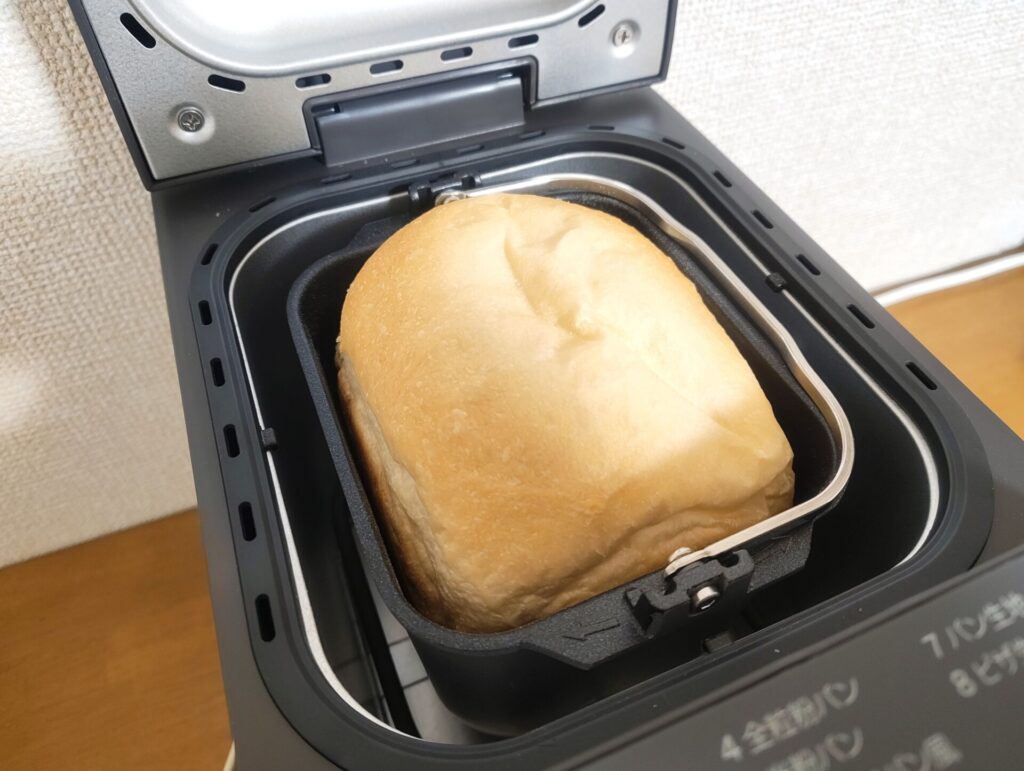 ホームベーカリーの中で食パンが焼けている。