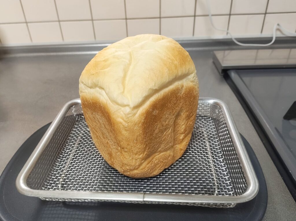 自宅で焼いた食パン。きれいな形できれいな焼き色がついている。