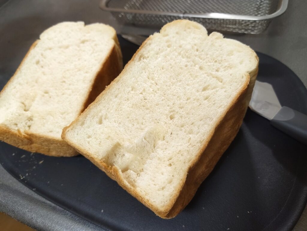 自宅で焼いた食パンの断面。