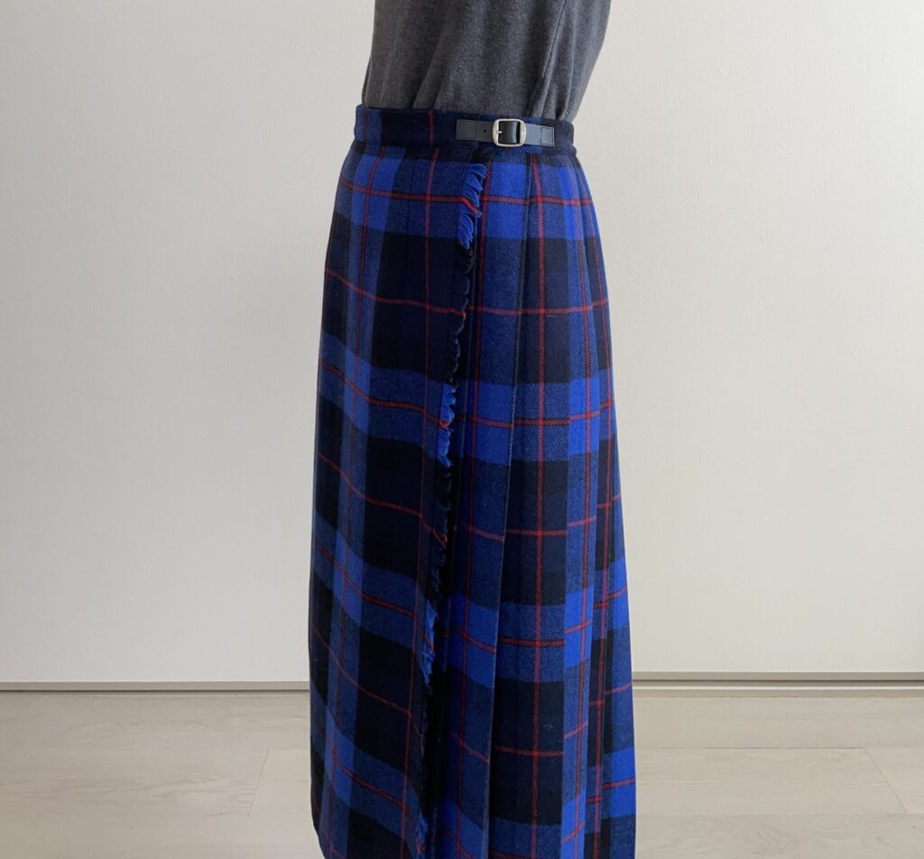 オニールオブダブリンのスカートを着用した姿の、ウエスト部分の写真。