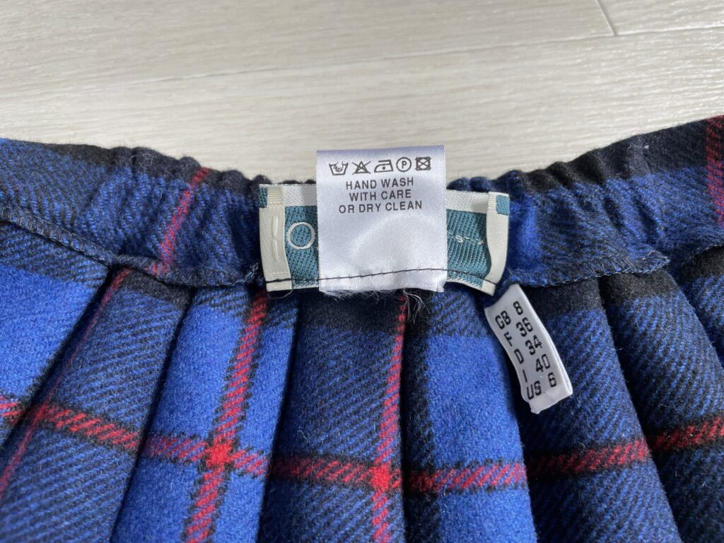 オニールオブダブリンのスカートの、ウエスト内側に付いている洗濯表示の写真。