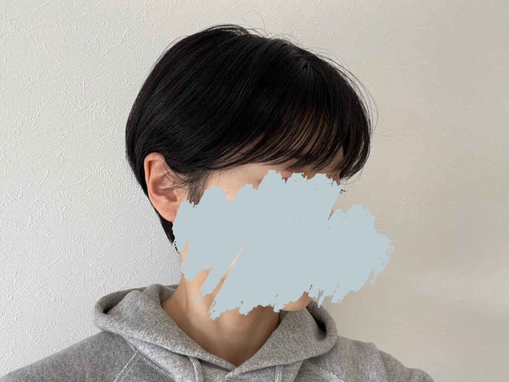 ショートヘアをプロダクトのヘアワックスでスタイリングしたところ。