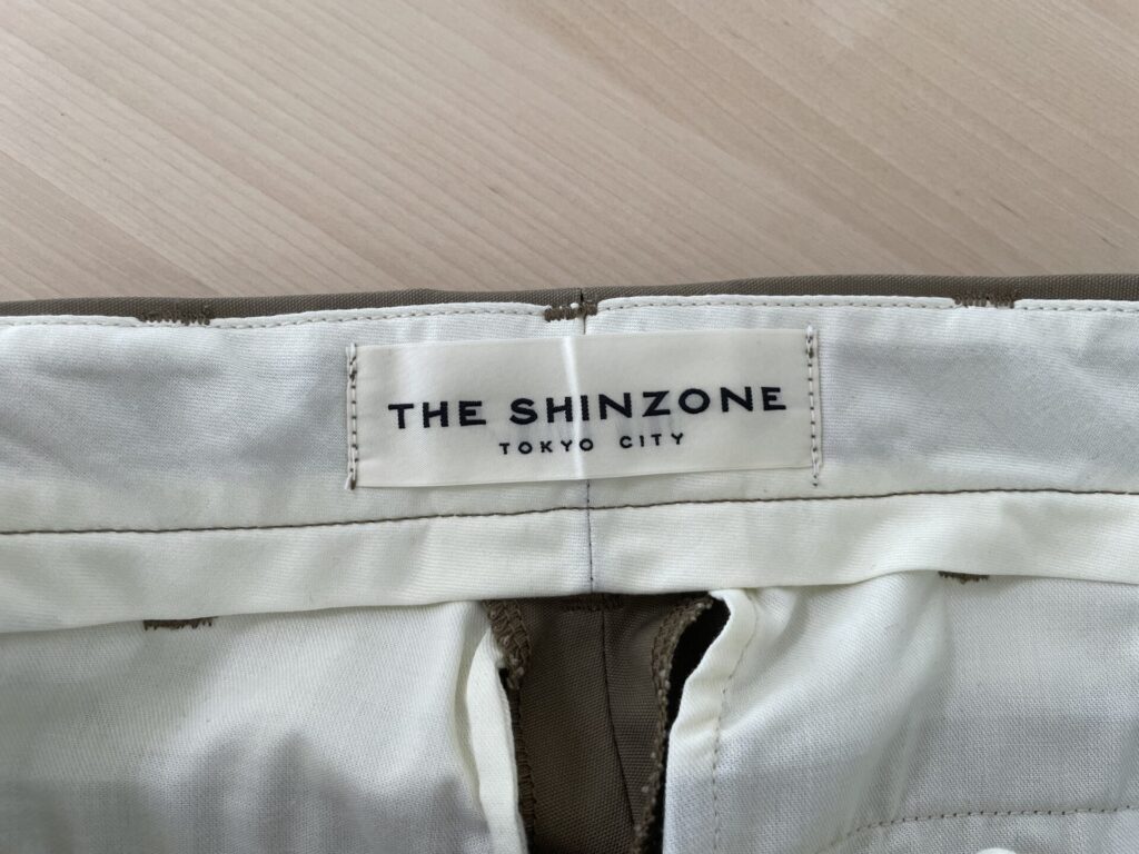 綿100%なのに上品なハリ感。Shinzoneのハイウエストチノパンをレビュー