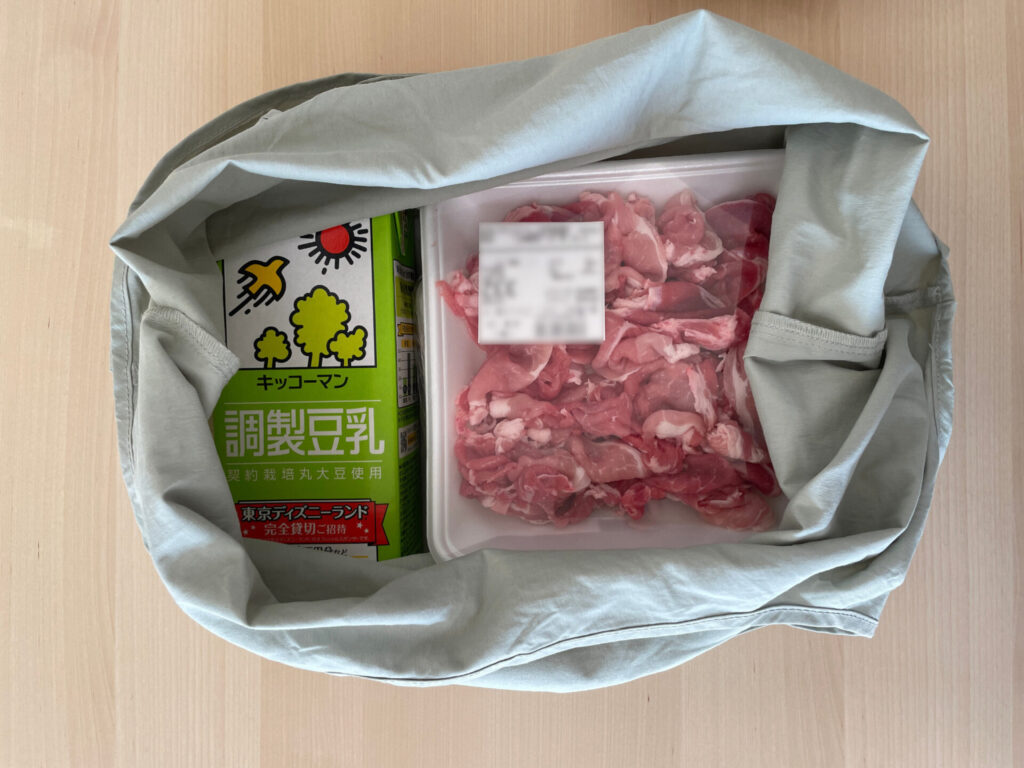 ボンマモンのエコバッグの底に、豆乳や肉のパックを平置きして入れてある。