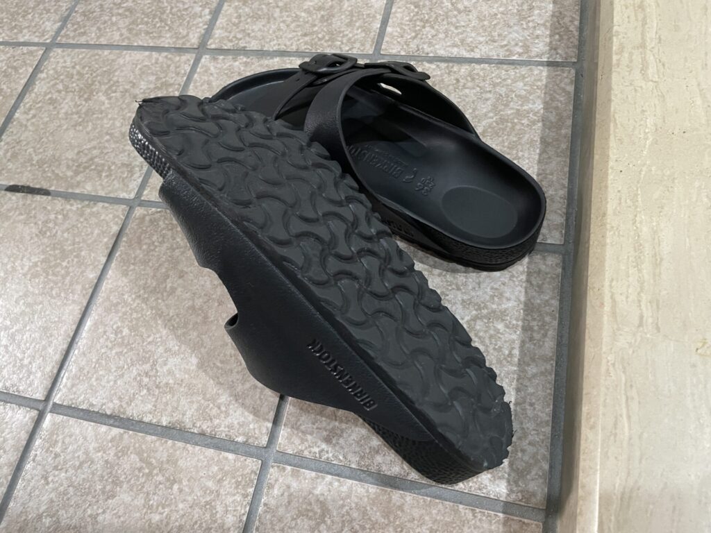 アリゾナEVAをひっくり返してソールを見せている。ソールも樹脂製になっている。