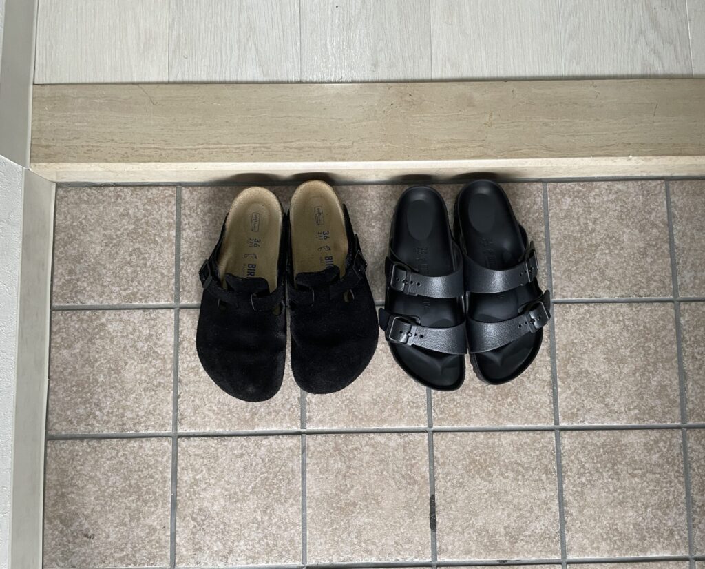 ビルケンシュトックのボストンとアリゾナEVAを並べてある。