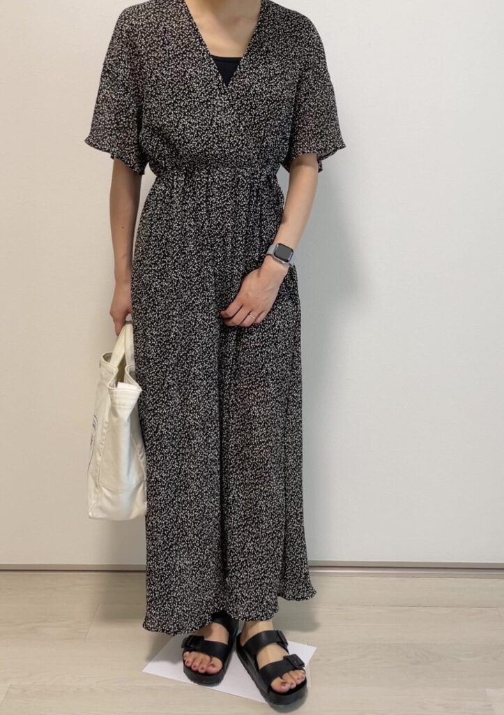 女性が小花柄のワンピースにアリゾナEVAを履いている。