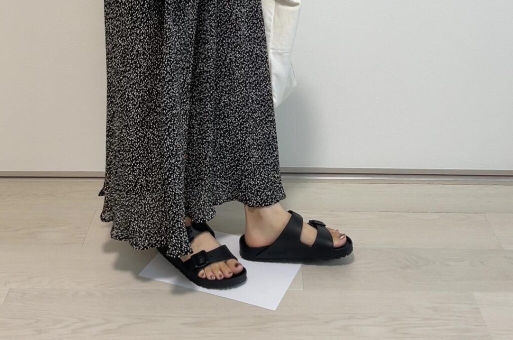 女性がアリゾナEVAを履いている。かかとがしっかりとインソールに収まり、ちょうどよいサイズ感。