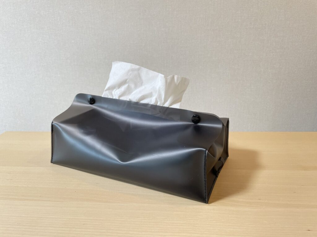 スタンダードプロダクツのティッシュボックスケース。色はブラックで、中のティッシュ箱が少し透けている。