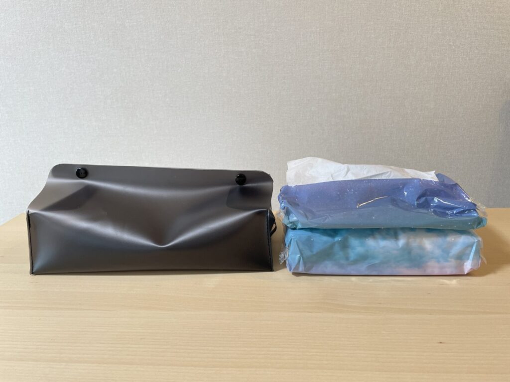 スタンダードプロダクツのティッシュボックスケースと、袋パッケージのティッシュが並べて置いてある。