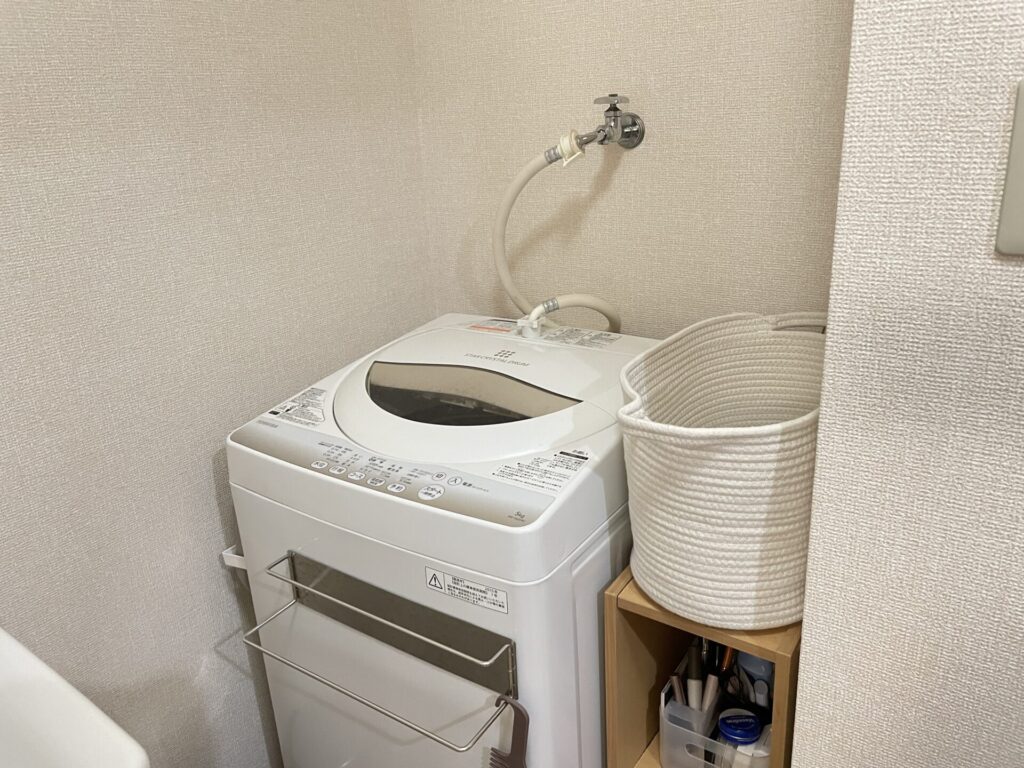 スタンダードプロダクツのロープ収納バスケット。洗濯機の横の棚の上に置いてある。
