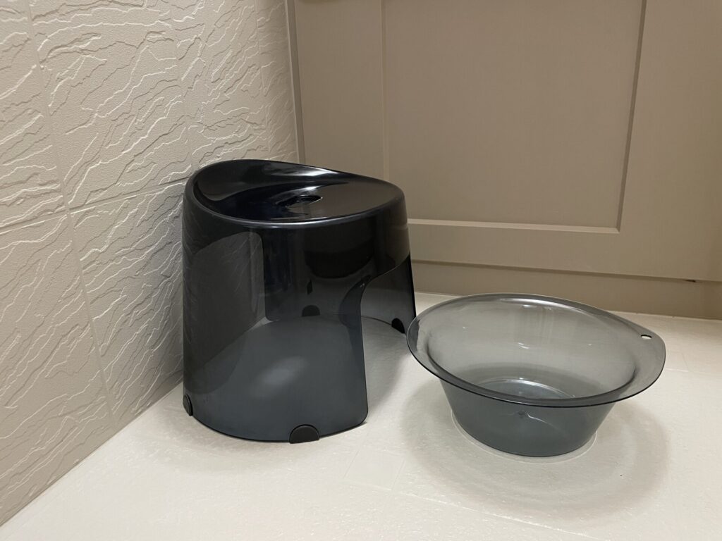 スタンダードプロダクツの風呂いすと湯おけ。色はグレー。