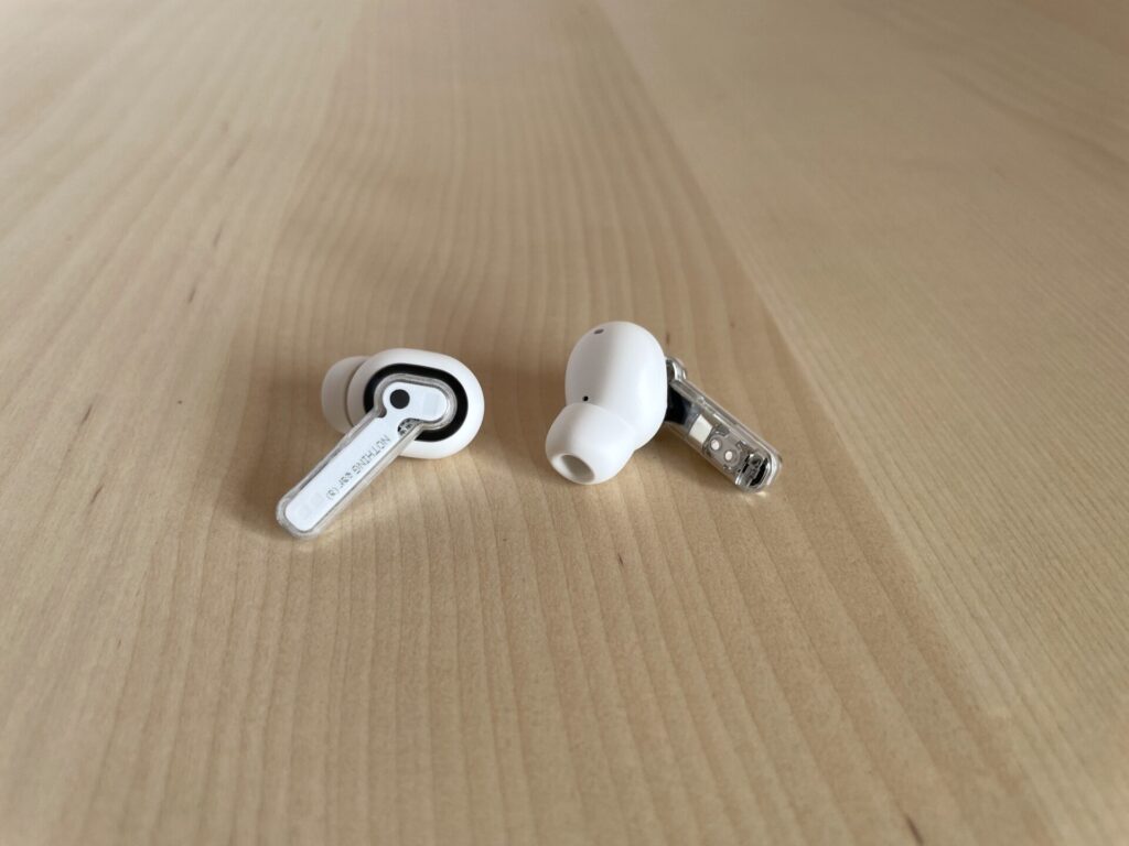 Nothing Ear(a)のイヤホン。内側はスケルトンで内部構造が見えるようになっている。