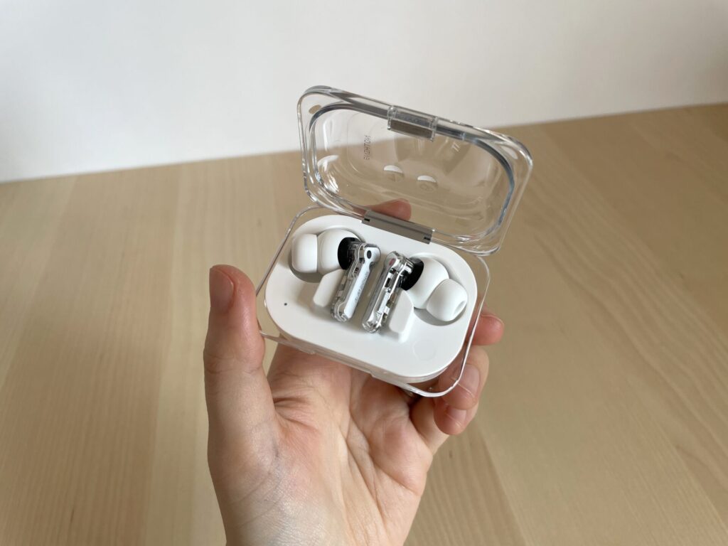 Nothing Ear(a)のケースを開けて手に持っている。