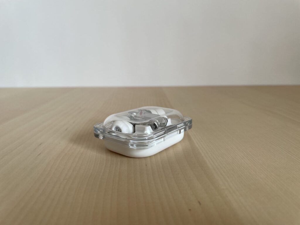 Nothing Ear(a)のケースを閉じたところ。両手で開ける形式になっている。