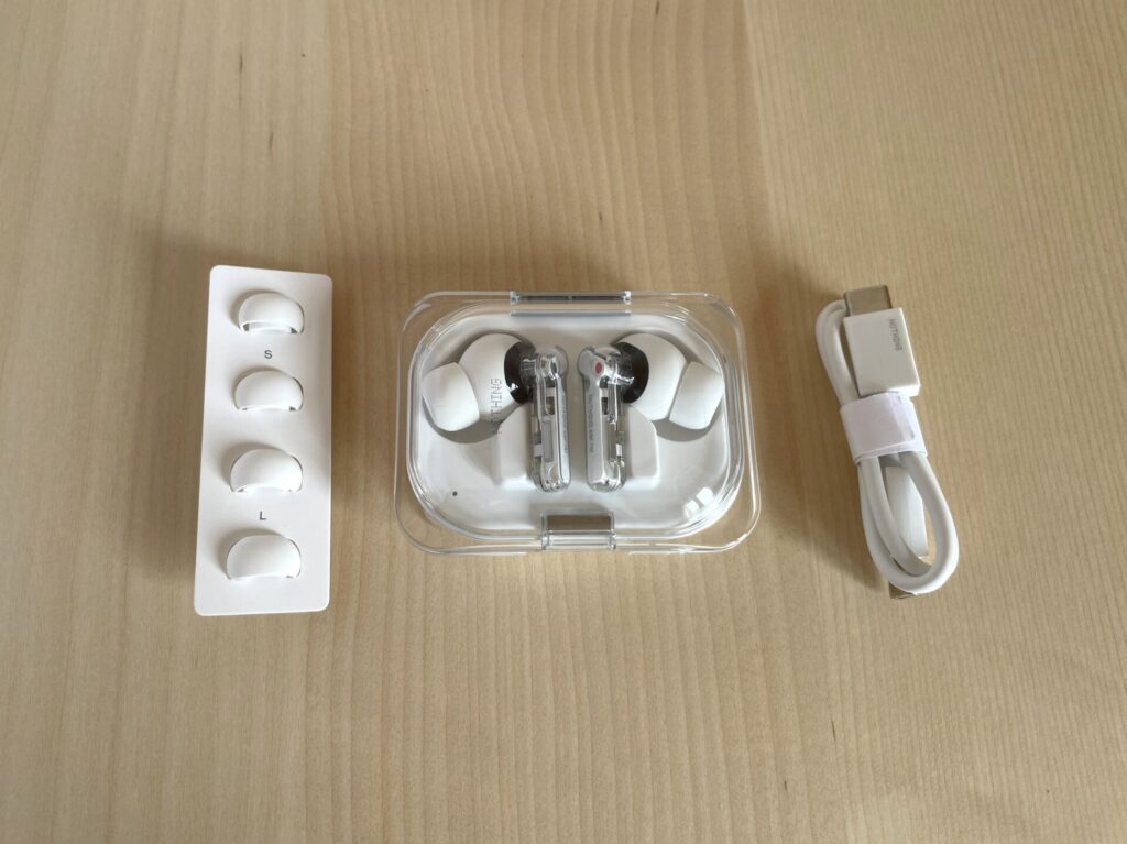 Nothing Ear(a)の同梱物。USBタイプCのケーブルと、イヤーピースがS、M、Lの3サイズ入っている。