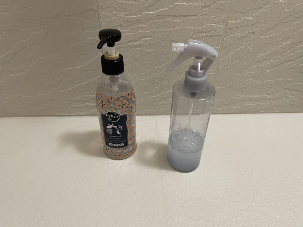 食器用洗剤と泡で出るスプレーボトルが並べて置いてある。スプレーボトルには白濁した液体が入っている。