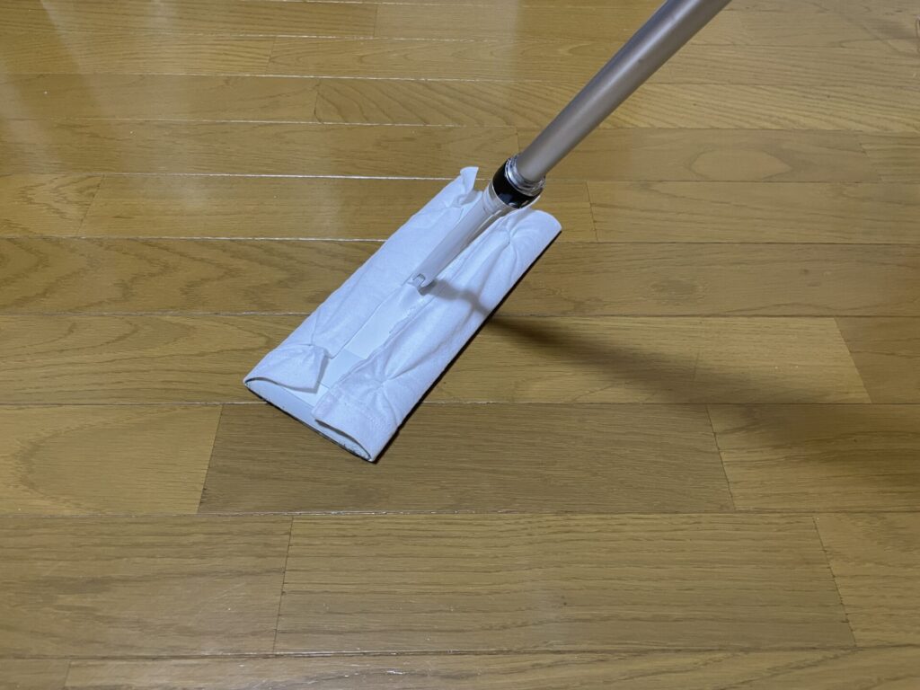 要らない服をクロスにしたものを、クイックルワイパーに取り付けてある。