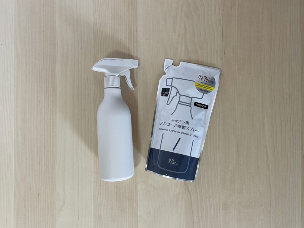 スプレーボトルと、マツキヨオリジナルのキッチン用アルコール除菌スプレーの詰め替え用が並べて置いてある。