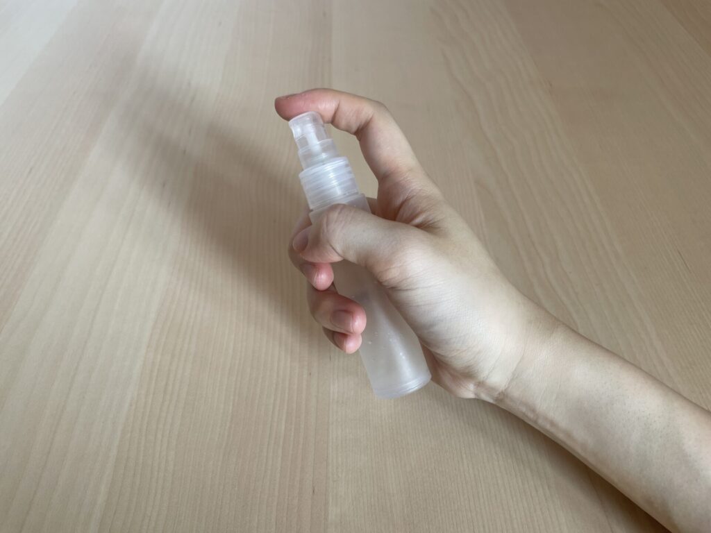 小さめのスプレーボトルを手に持っている。