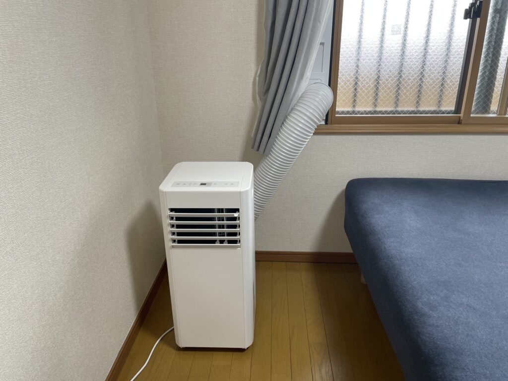 スポットクーラーが部屋に置いてある。