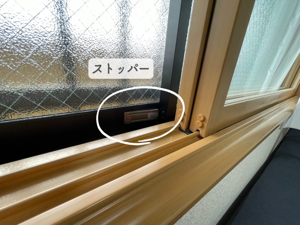 スポットクーラーの窓パネルを取り付けたことにより、窓の鍵が閉められないため、スポットクーラー付属の補助錠を付けている。