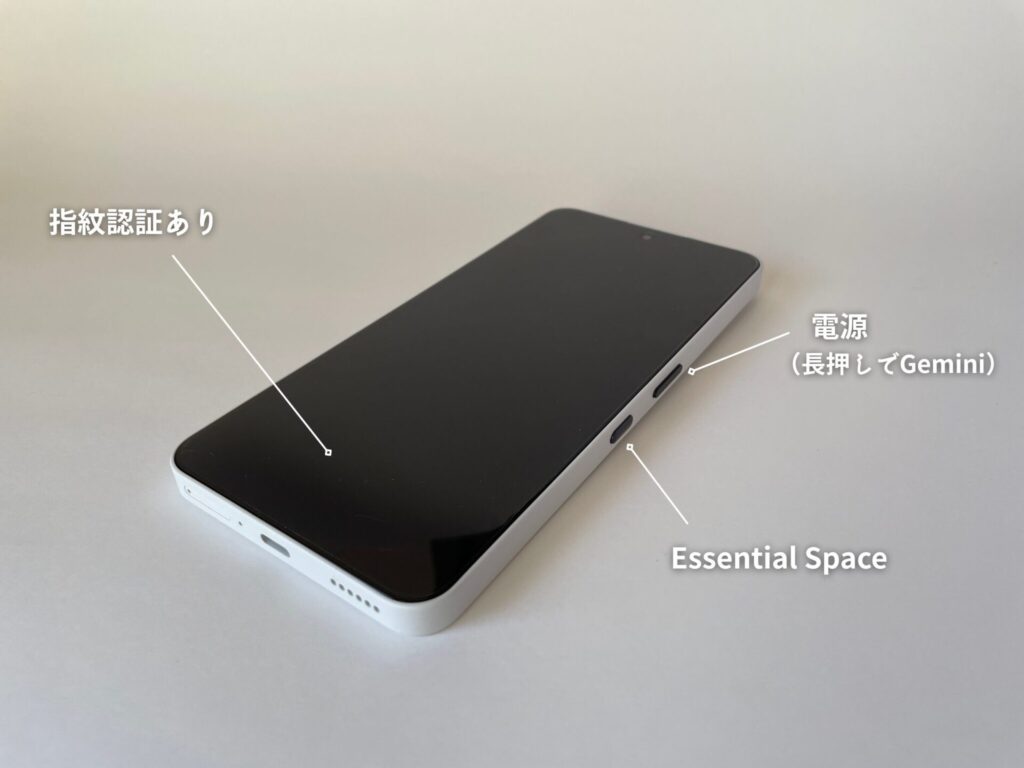 NothingのPhone(3a)のボタンの位置を示した画像。サイドにエッセンシャルキーがあり、画面には指紋認証センサーがある。