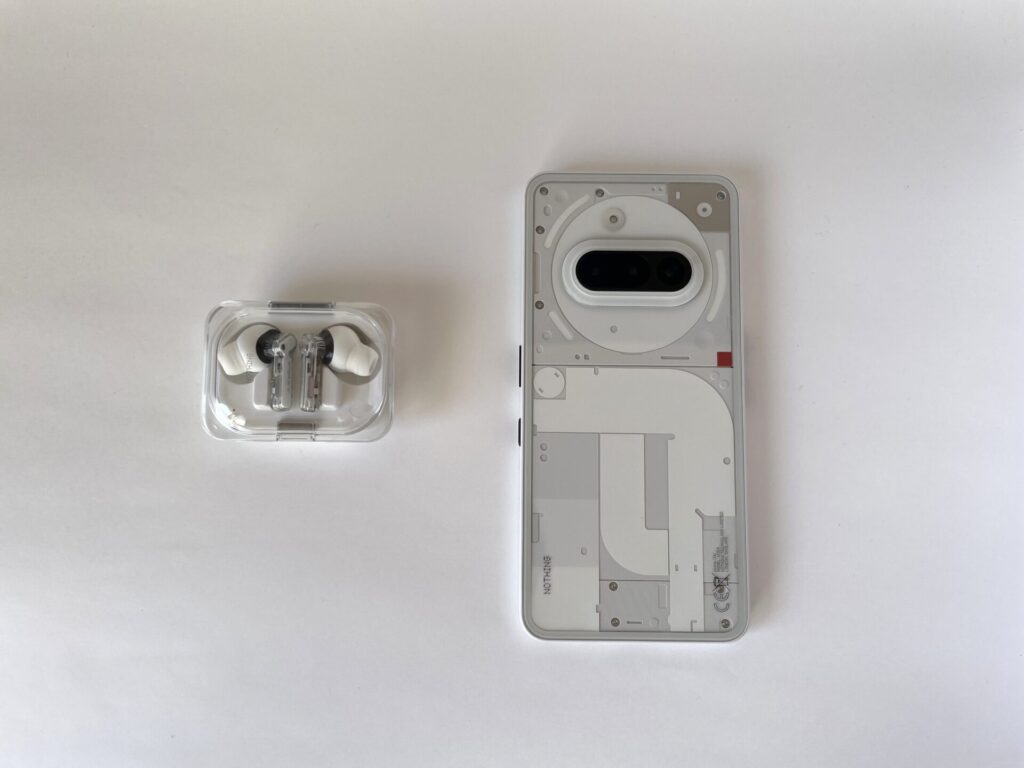 NothingのPhone(3a)とEar(a)。どちらも色はホワイト。