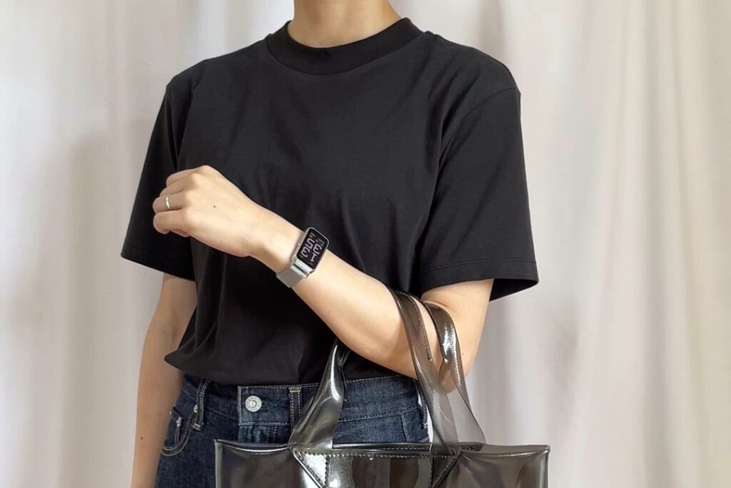 女性がファーウェイバンド10を着用している。バンドは非純正のチェーンベルトに付け替えてある。