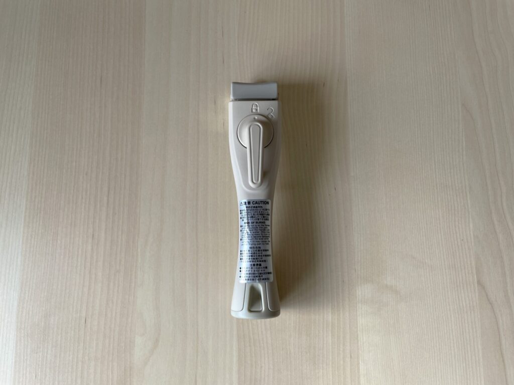 ニトリTORERUの取っ手。色はベージュ。レバーでロックする形式になっている。