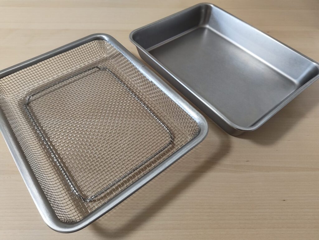 無印良品のステンレスバットと、ステンレスメッシュトレーを並べて置いてある。