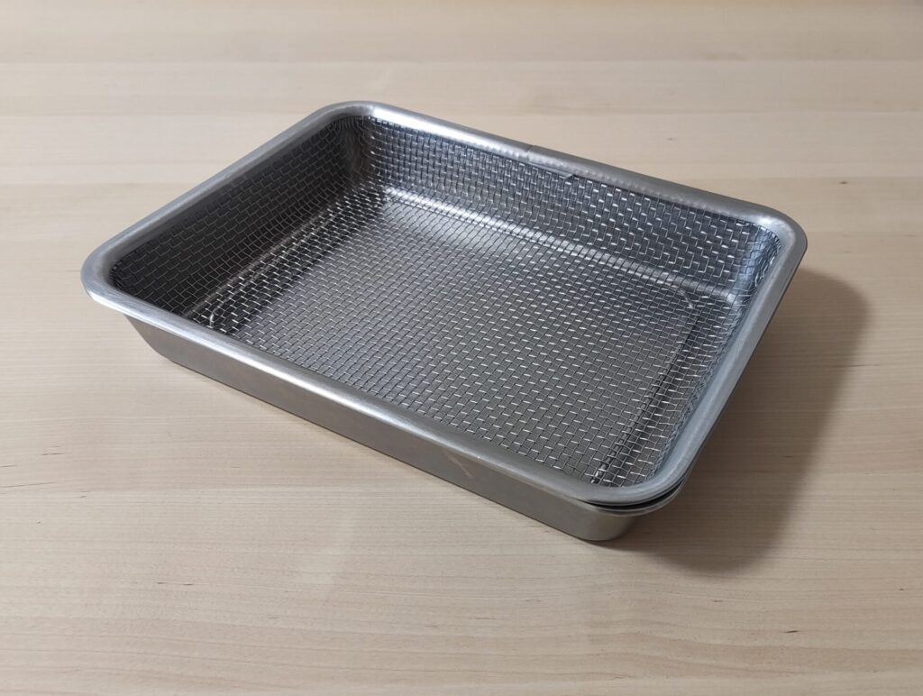 無印良品のステンレスバットと、ステンレスメッシュトレーを重ねて置いてある。