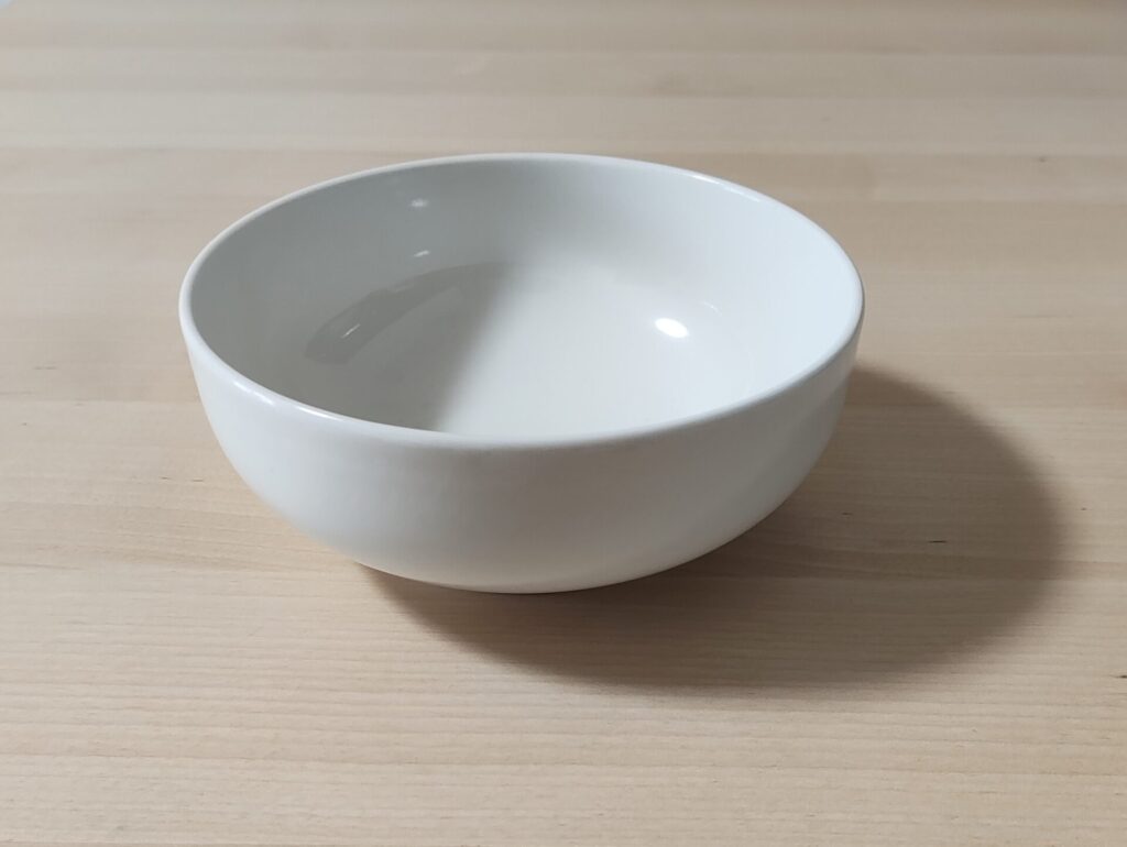 無印良品の磁器ベージュボール大。