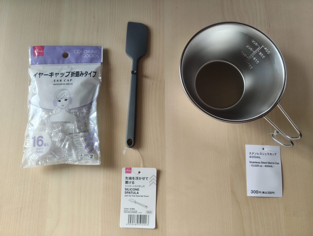 ヘナ染めのために買った物。シェラカップ、ゴムベラ、使い捨てイヤーキャップ。