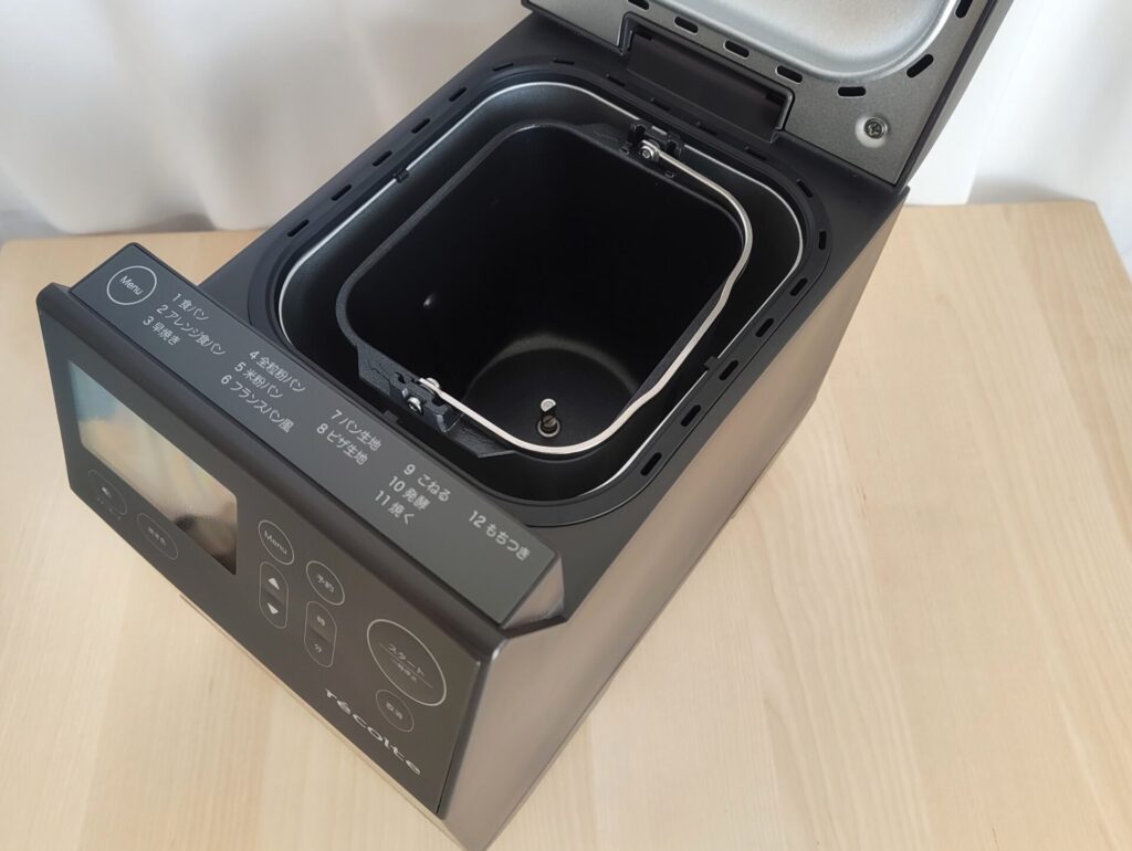 レコルトRBK-1のフタを開けたところ。厚窯パンケースが入っている。フタで隠れる場所にメニュー番号一覧が書いてある。