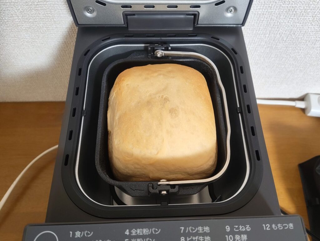 ホームベーカリーの中で食パンが焼けている。