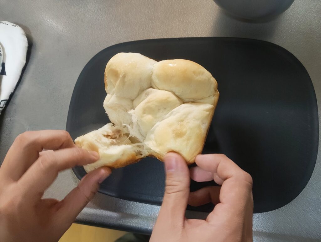 ちぎりパンをちぎっているところ。