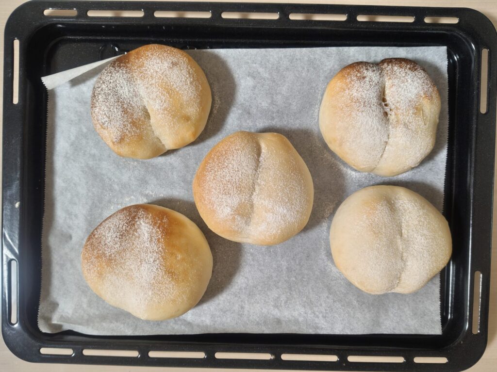 レコルトRBK-1で作った白パン。真ん中に線の入った白パンが5つ並んでいる。