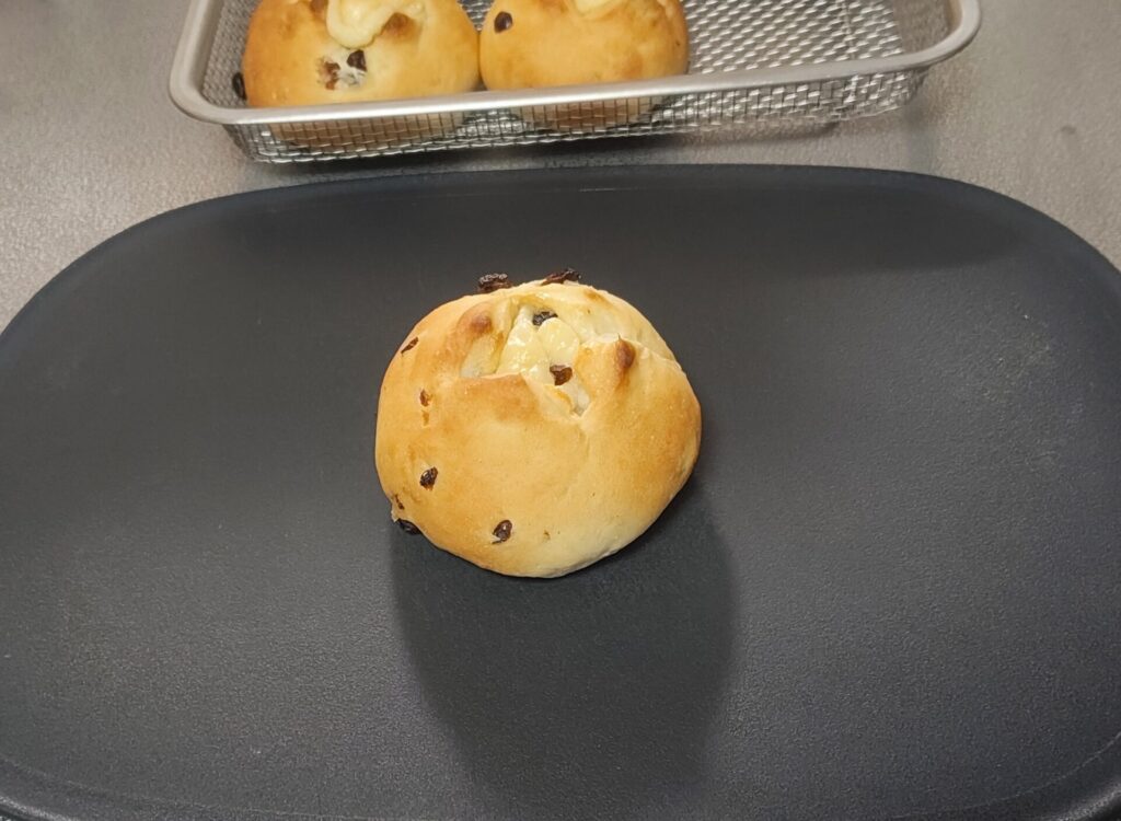 レコルトRBK-1で作ったクリームチーズ入りレーズンパン。十字の切込みが入っている。